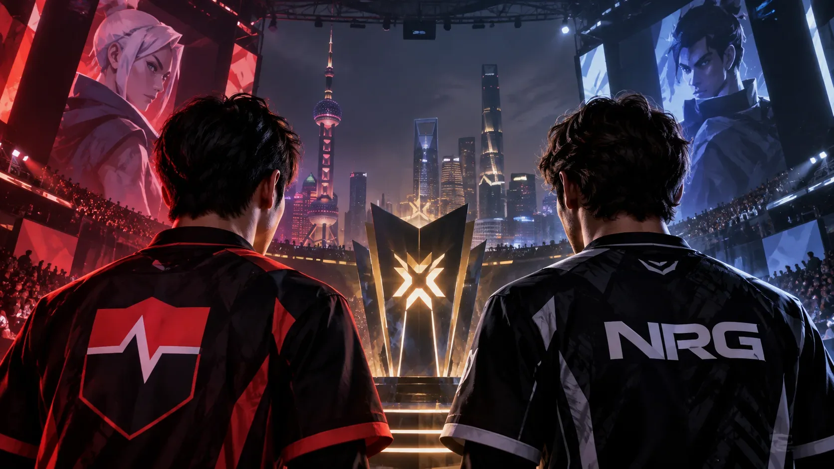 Dois jogadores de e-sports vistos de costas em uma arena iluminada, diante de um troféu e do skyline de Xangai